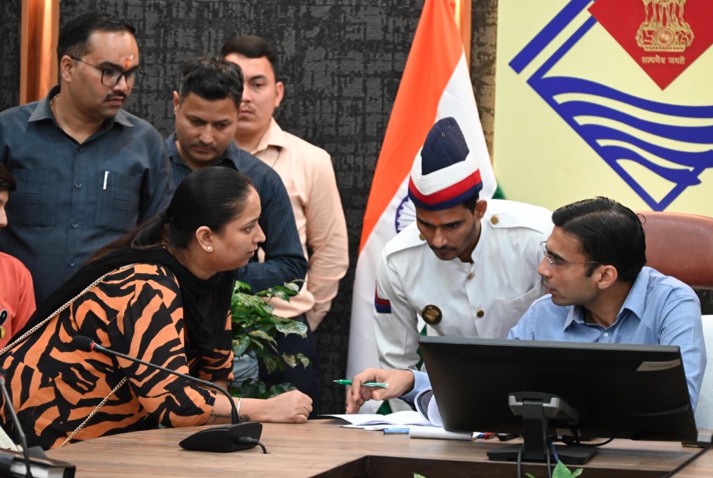 जनता दर्शन में डीएम सविन बंसल ने सुनी 151 शिकायतें, अधिकांश का मौके पर ही किया समाधान