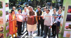 Agriculture Minister Joshi inaugurates ‘Apple Festival 2.0’