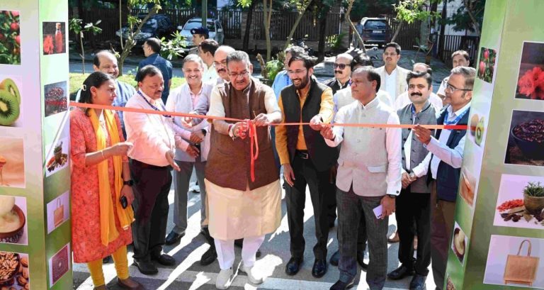 Agriculture Minister Joshi inaugurates ‘Apple Festival 2.0’