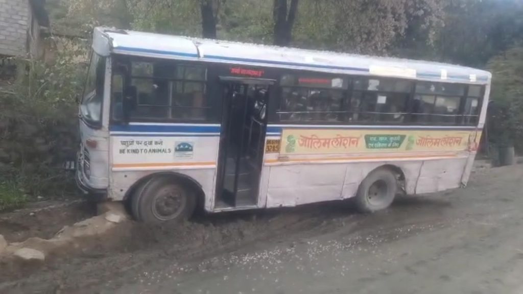 Chamoli: बद्रीनाथ राष्ट्रीय राजमार्ग पर उत्तराखंड रोडवेज बस का ब्रेक फेल, ऐसे बची सवारियों की जान