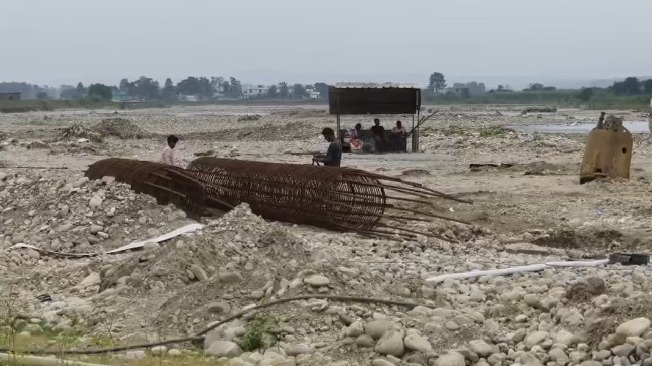 Dehradun: डोईवाला में सुसवा नदी पर पुल के निर्माण में तेजी, पाइलिंग का काम शुरू