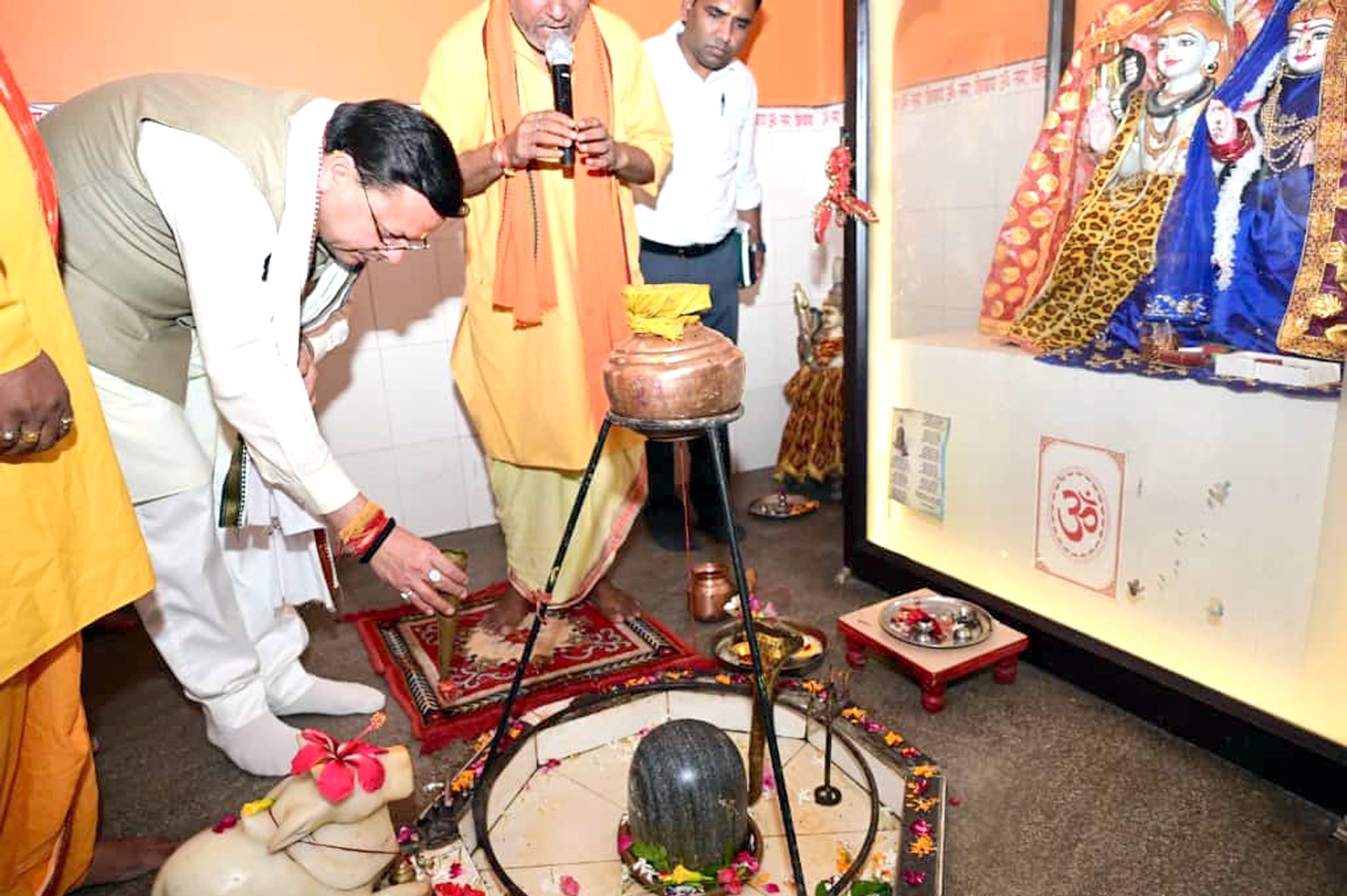 Dhami offers prayers at Pashupatinath Temple in Khatima