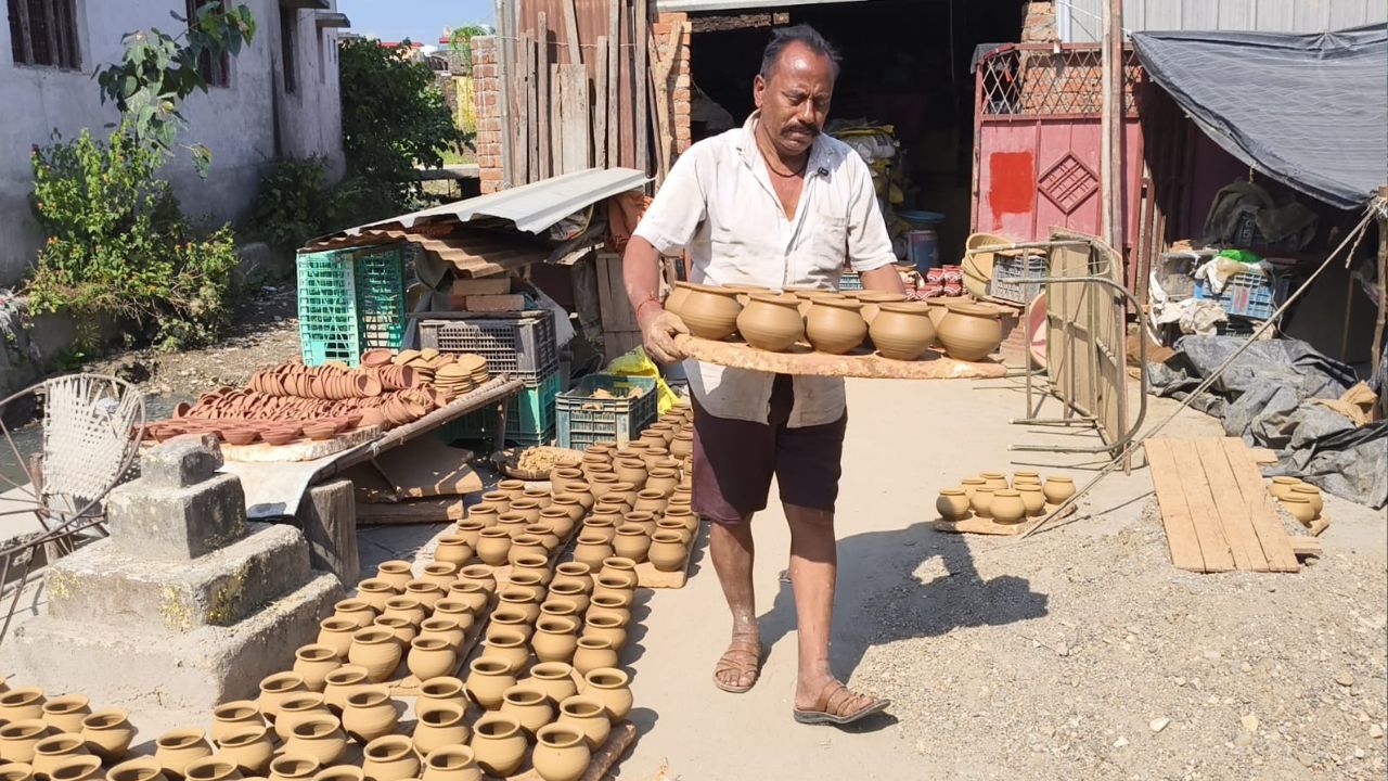 Diwali 2025: डोईवाला में दीवाली की रौनक, कुम्हार समाज में अचानक क्यों मची खुशी की लहर?