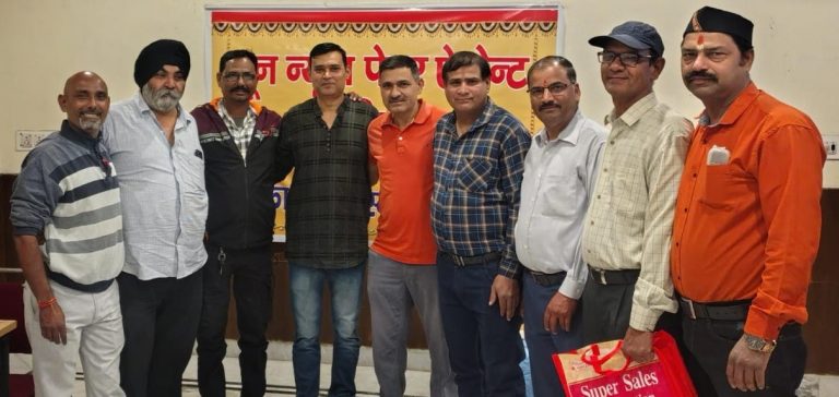 Doon Newspaper Agents’ Association, Paltan Bazaar, distributes gifts to vendors