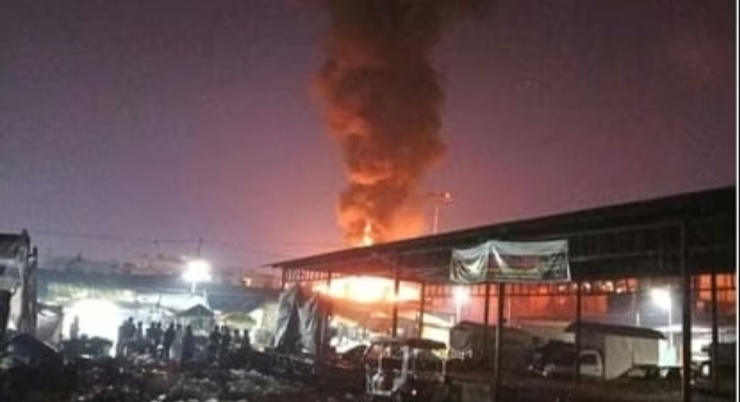 Fire breaks out in Niranjanpur Mandi on Diwali night, goods