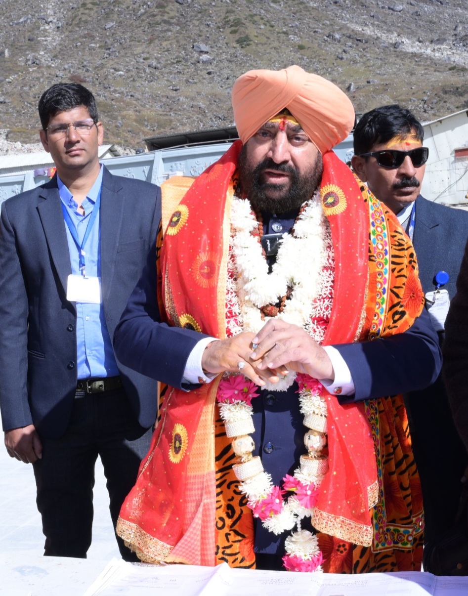 Gov offers prayers at Kedarnath Dham