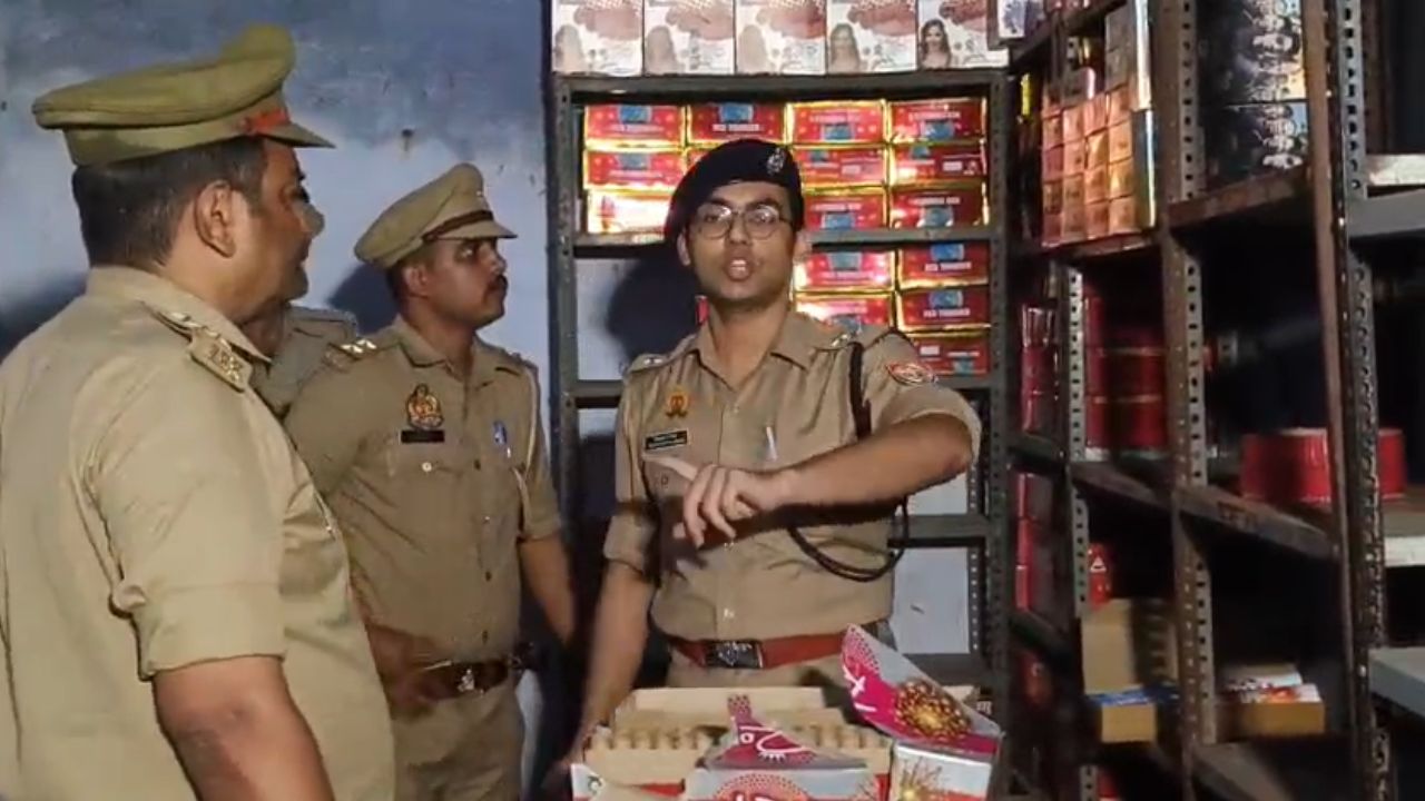 Muzaffarnagar: दाल मंडी में करोड़ों के अवैध पटाखे बरामद, 7 गोदाम सीज