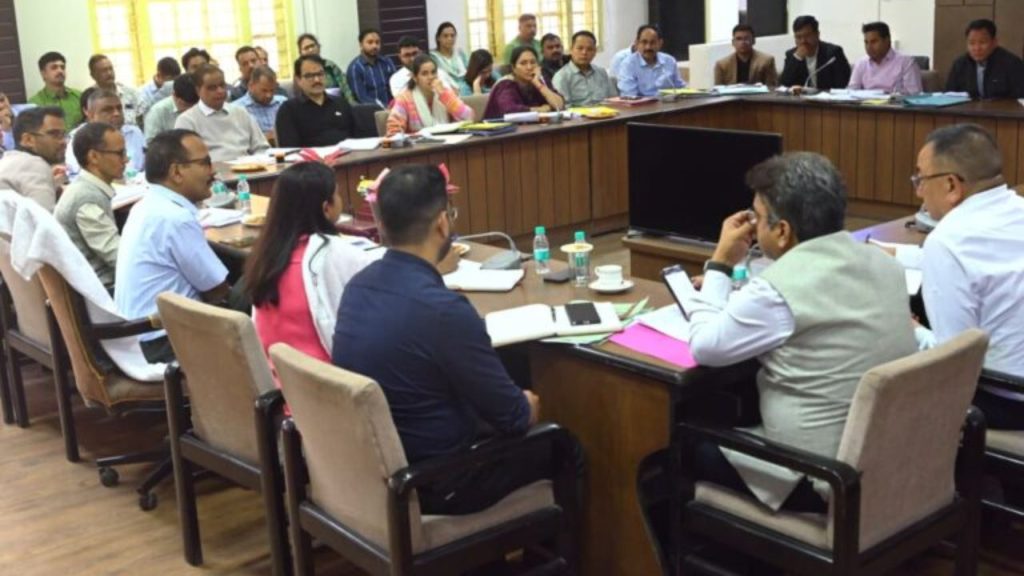 Nainital Administration News: डीएम ललित मोहन रयाल ने समीक्षा बैठक में अफसरों को दी ये सख्त हिदायत