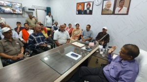 Nainital: रामनगर अस्पताल में स्वास्थ्य सुविधाओं की कमी पर भारी गुस्सा, CMS का किया घेराव