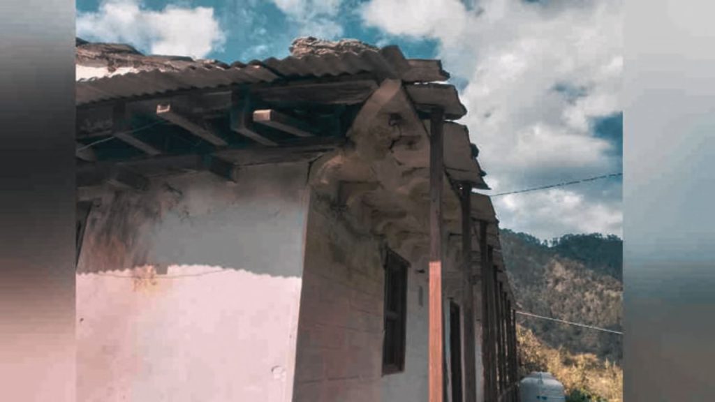 Pauri: बीरोंखाल में आकाशीय बिजली गिरने से 2 मंजिला मकान क्षतिग्रस्त, विद्युत उपकरण जले