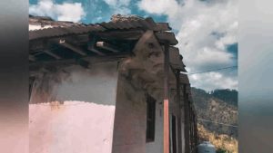 Pauri: बीरोंखाल में आकाशीय बिजली गिरने से 2 मंजिला मकान क्षतिग्रस्त, विद्युत उपकरण जले