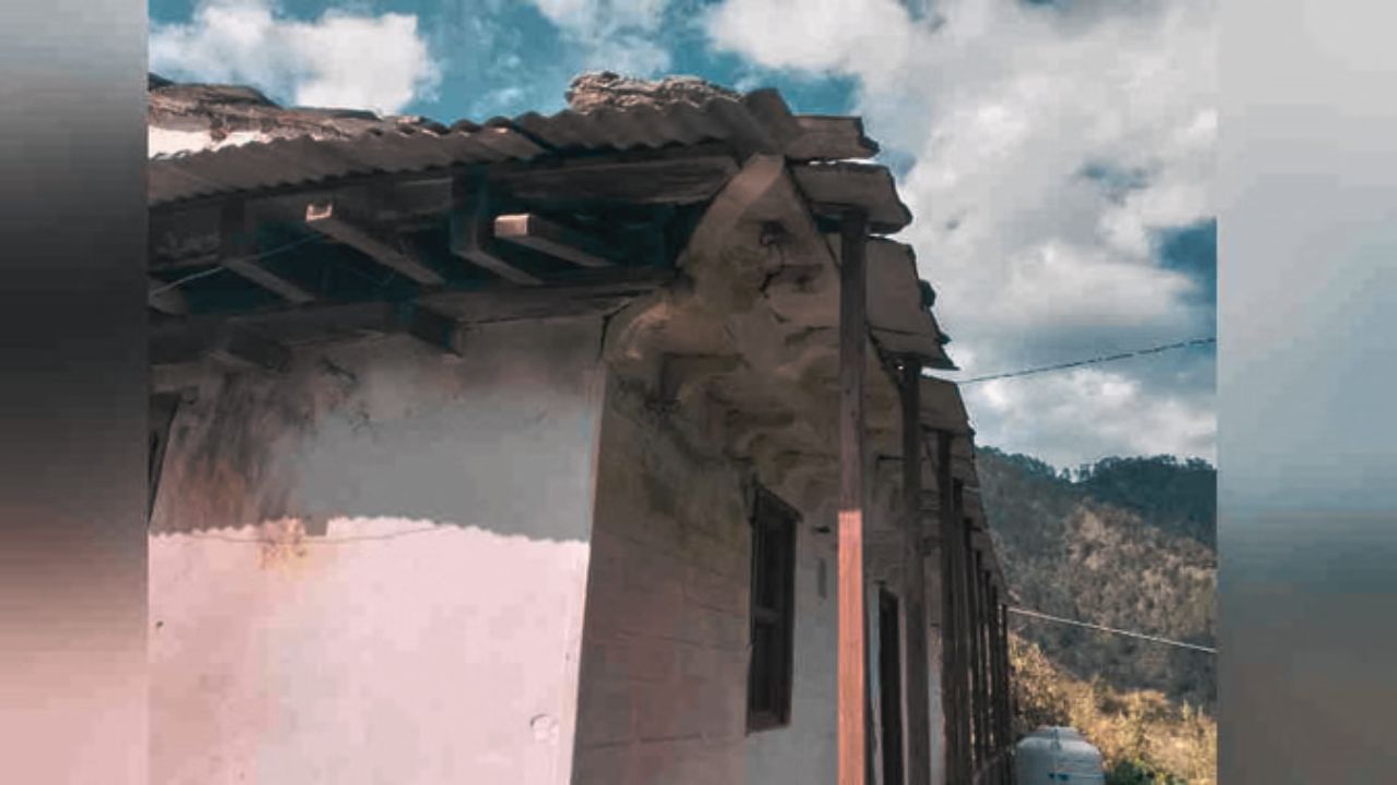 Pauri: बीरोंखाल में आकाशीय बिजली गिरने से 2 मंजिला मकान क्षतिग्रस्त, विद्युत उपकरण जले