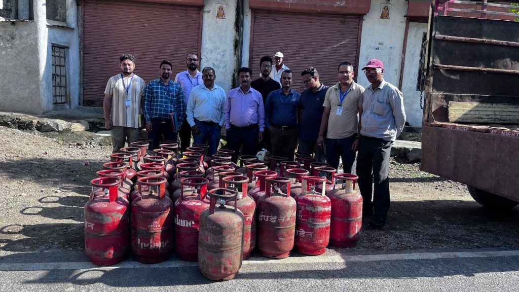Rudraprayag: होटल और ढाबों पर खाद्य विभाग की बड़ी कार्रवाई, 42 घरेलू सिलेंडर जब्त