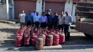 Rudraprayag: होटल और ढाबों पर खाद्य विभाग की बड़ी कार्रवाई, 42 घरेलू सिलेंडर जब्त
