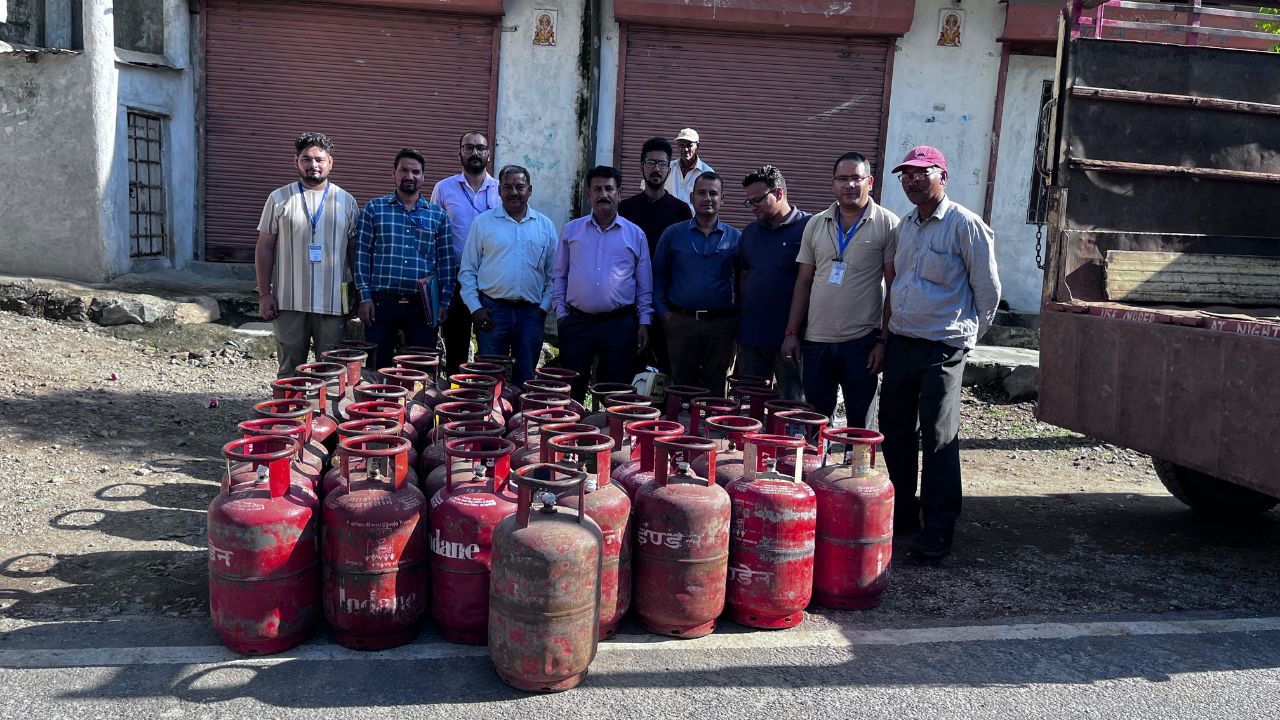 Rudraprayag: होटल और ढाबों पर खाद्य विभाग की बड़ी कार्रवाई, 42 घरेलू सिलेंडर जब्त