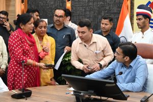 Uttarakhand News: डीएम सविन बंसल ने सुनी बुजुर्गों की पुकार।