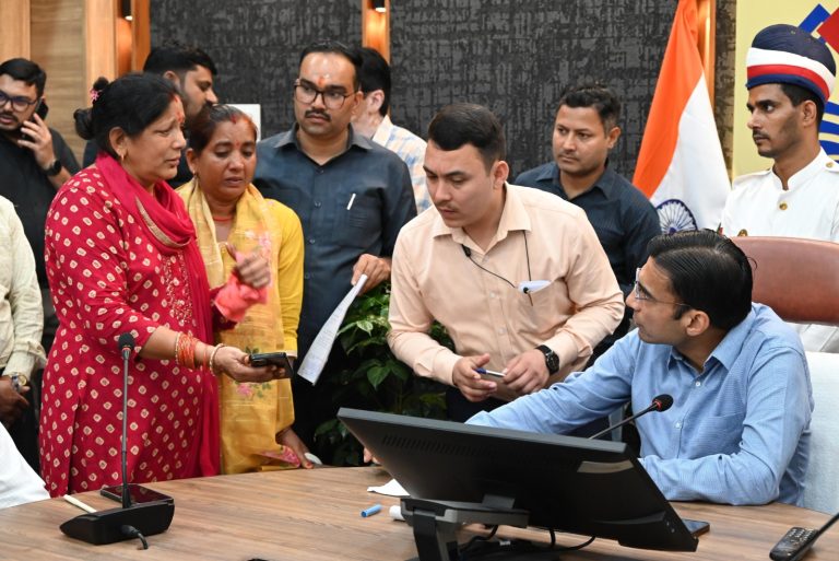 Uttarakhand News: डीएम सविन बंसल ने सुनी बुजुर्गों की पुकार।