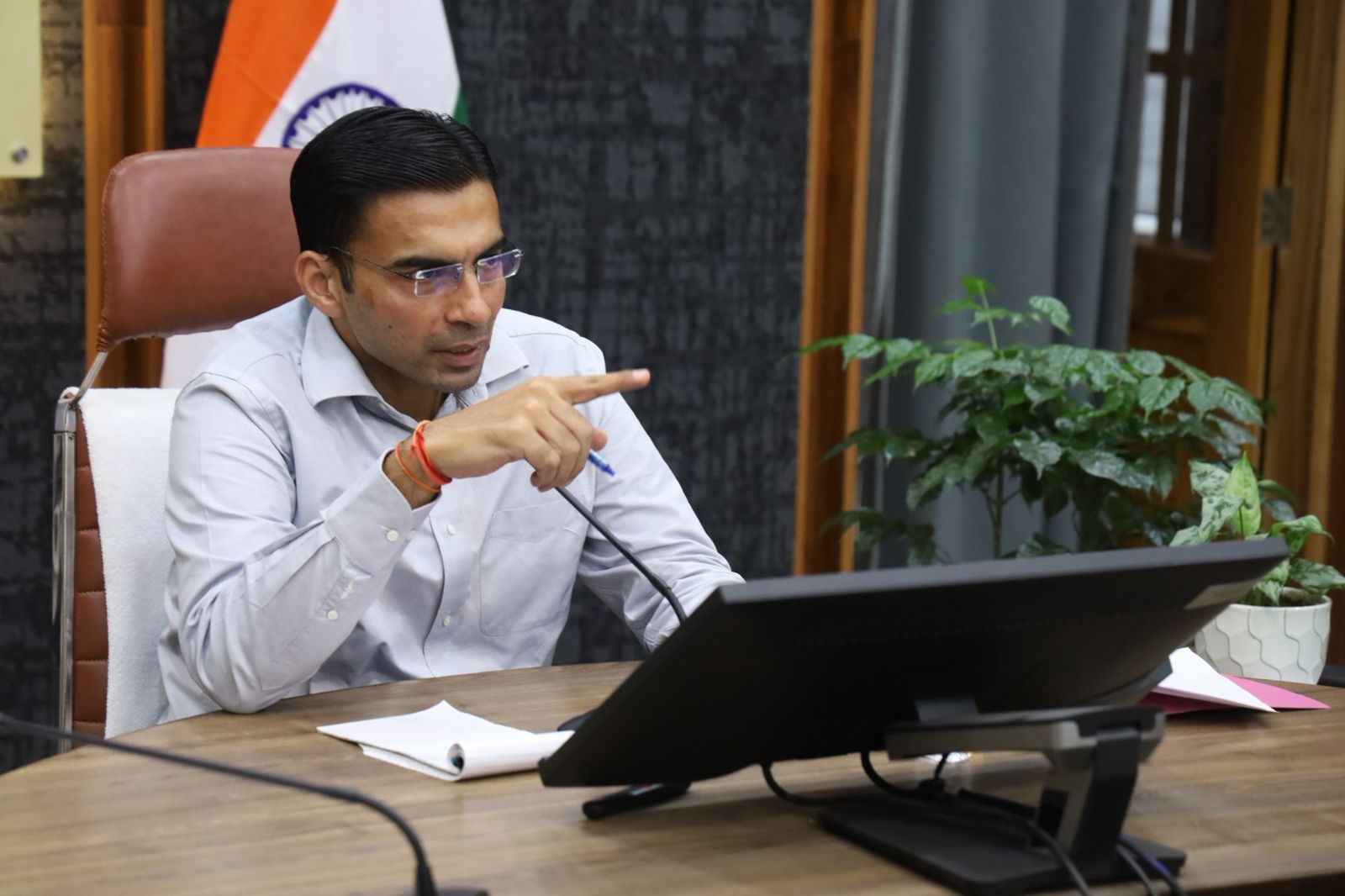 Uttarakhand News: मामूली विवाद में शस्त्र लहराने पर DM का