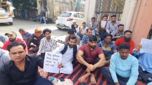 Uttarakhand: रामनगर में मांस प्रकरण मामले ने पकड़ा तूल, आक्रोशित लोगों ने तहसील परिसर में दिया धरना