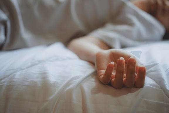 dehradun : डिलीवरी के दौरान डॉक्टरों की लापरवाही से गई