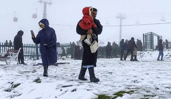 अक्टूबर में दिसंबर जैसा मौसम! बर्फ से ढके हिमाचल और