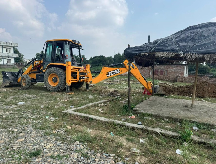 अवैध प्लॉटिंग और निर्माणों पर चला एमडीडीए का बुलडोजर, कई