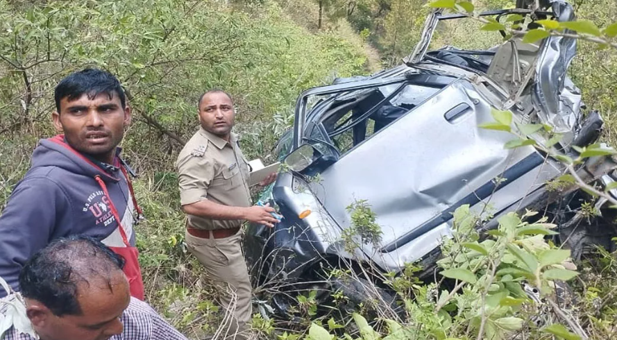 उत्तराखंड के टिहरी में दर्दनाक हादसा, बारातियों की कार खाई