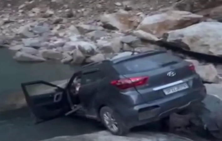उत्तराखंड में भीषण सड़क हादसा, मंदाकिनी नदी में गिरी कार,