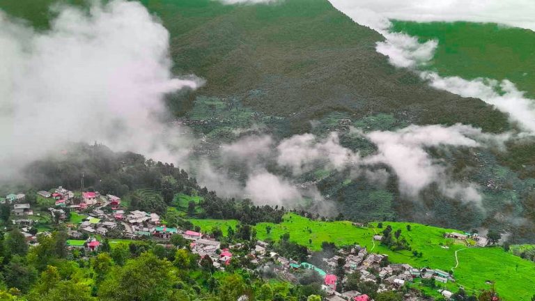 उत्तराखंड में मौसम का मिजाज बदला, गर्मी के बाद सर्दी ने पकड़ा रुख, जानिये आज कैसा रहेगा मौसम का हाल