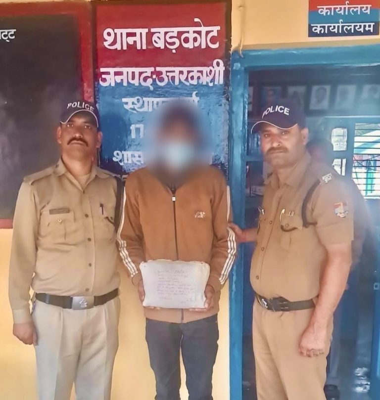 एक्शन: डेढ़ लाख के चरस के साथ तस्कर गिरफ्तार -