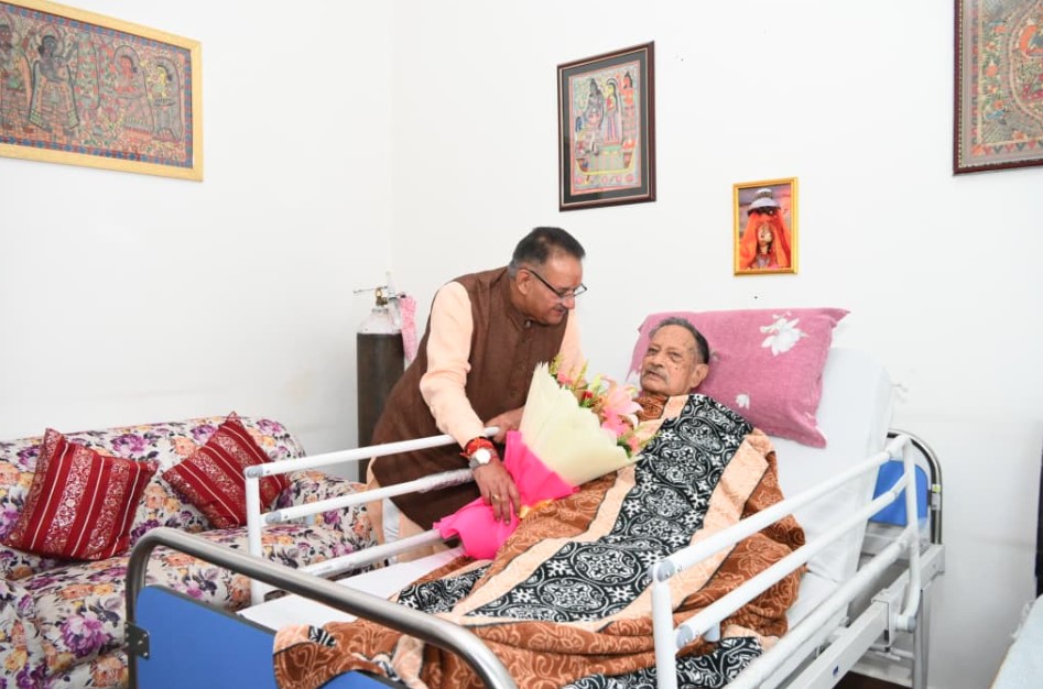 कैबिनेट मंत्री गणेश जोशी ने पूर्व सीएम भुवन चंद्र खण्डूरी से भेंट कर दी उन्हें दीपावली की शुभकामनाएं