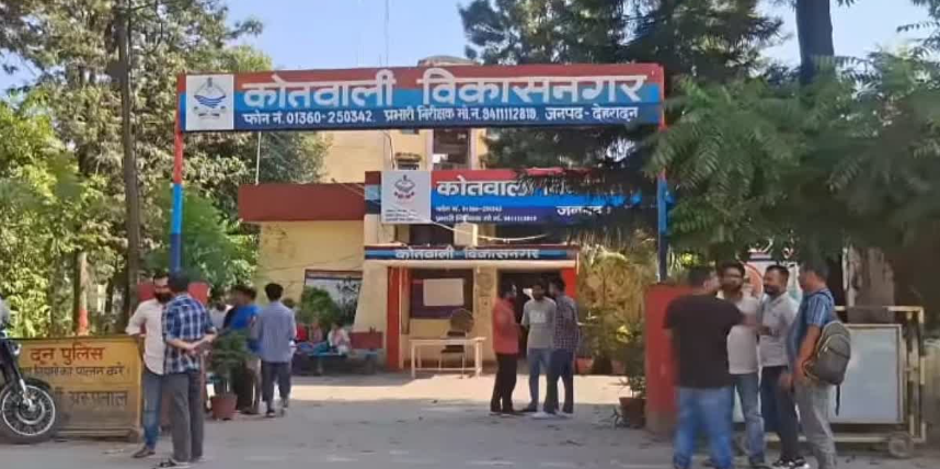 घर में घुसकर नाबालिग की मांग में जबरन भरा सिंदूर,