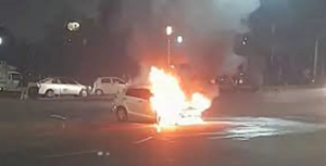 चलती कार में लगी आग, सीपीयू कर्मियों की बहादुरी से