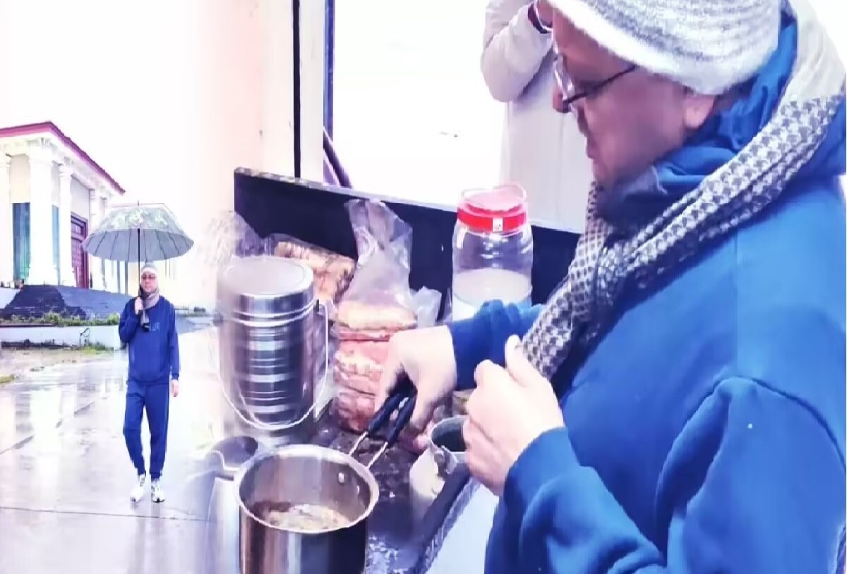 चाय पीते नजर आए सीएम धामी, टी स्टॉल पर किया