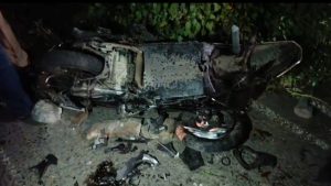 दर्दनाक हादसा: अज्ञात वाहन की टक्कर से खाई में गिरी