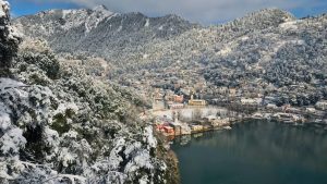 दिसंबर जैसी ठंड से अक्टूबर में ही ठिठुरने लगे नैनीतालवासी, बारिश और बर्फबारी ने बढ़ाई ठंड