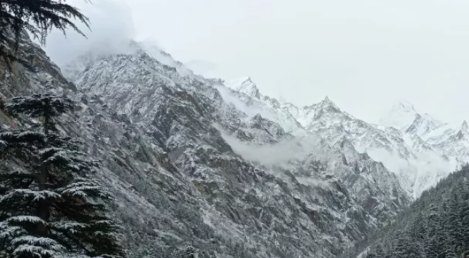 दूर तक बर्फ की चादर,बारिश ने बढ़ाई कंपकंपी, उत्तराखंड में