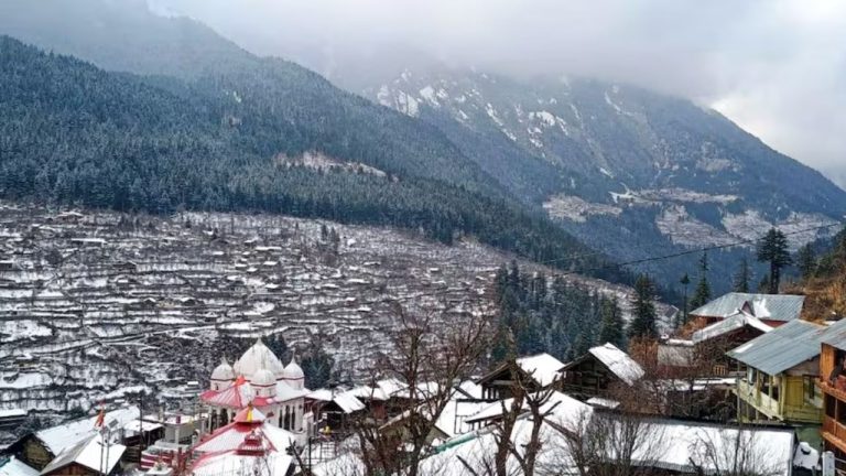 देवभूमि में मौसम का मिजाज बदला: पहाड़ों पर बर्फबारी, मैदानों में ठिठुरन, जानें आज कैसा रहेगा मौसम
