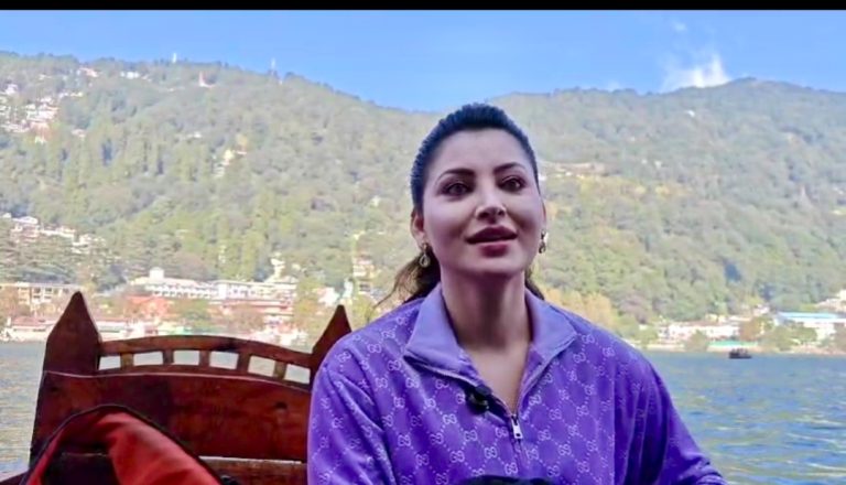 नैनीताल की वादियों में सुकून ढूंढती दिखीं बॉलीवुड अभिनेत्री उर्वशी रौतेला, बचपन की यादों को किया ताजा