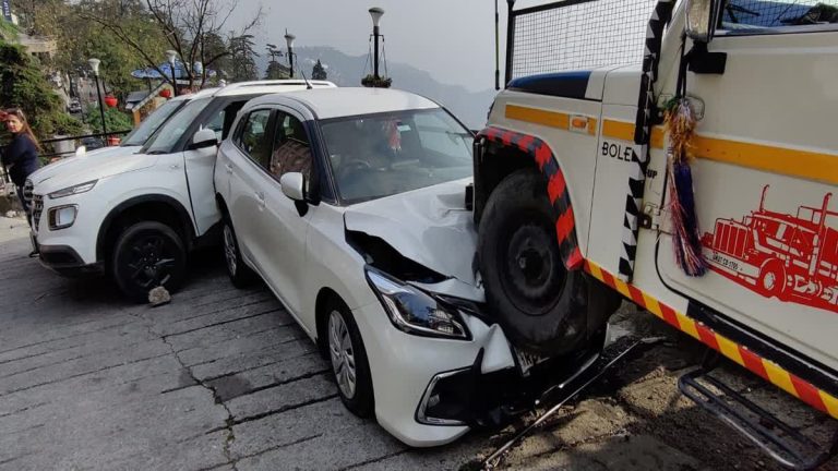 मसूरी में बड़ा हादसा, अनियंत्रित जीप ने मारी तीन कारों