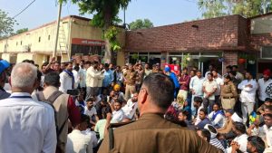 रुड़की में युवा फिर सड़क पर; योगेश हमले के बाद कोतवाली का किया घेराव, पुलिस की जांच पर लगाया गंभीर आरोप