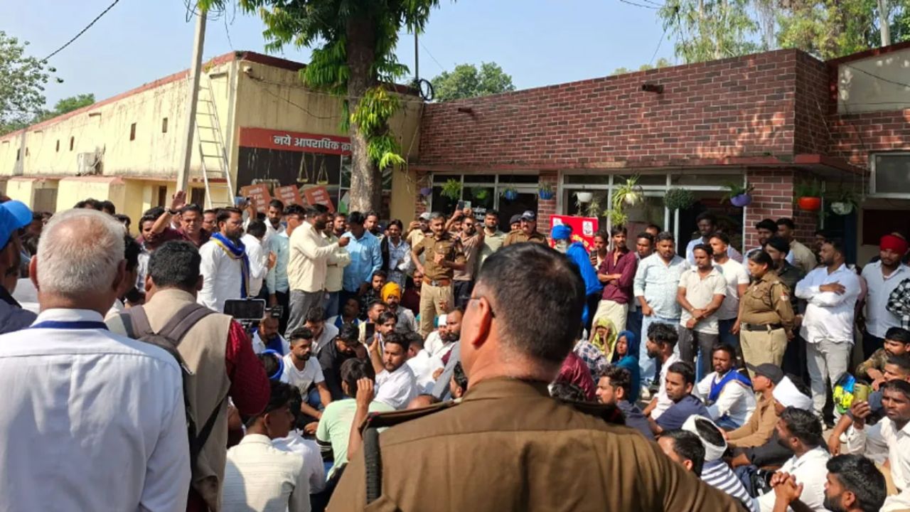 रुड़की में युवा फिर सड़क पर; योगेश हमले के बाद कोतवाली का किया घेराव, पुलिस की जांच पर लगाया गंभीर आरोप