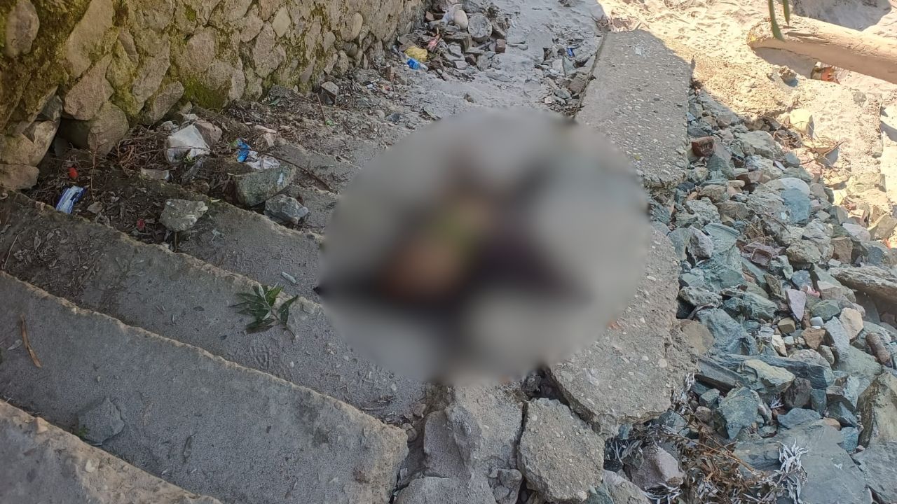 रुद्रप्रयाग में रहस्यमयी मौत; नगर पालिका की सीढ़ियों पर मिला अज्ञात शव, जांच में जुटी पुलिस