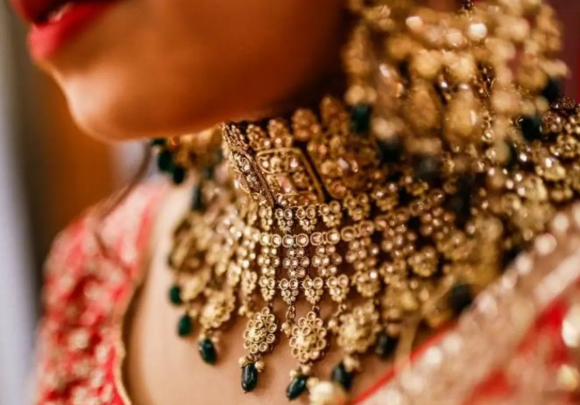 शादी में महिलाओं ने सोने के गहने पहने तो 50