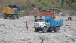 हरिद्वार पुलिस की बड़ी कार्रवाई: अवैध खनन में लिप्त ट्रैक्टर जब्त, माफिया तंग