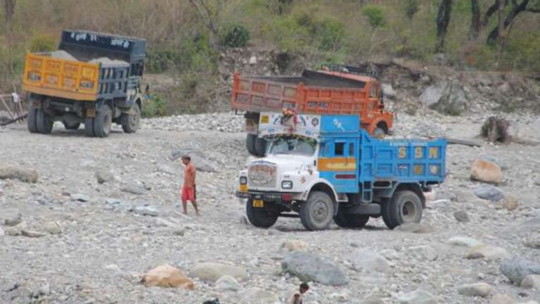 हरिद्वार पुलिस की बड़ी कार्रवाई: अवैध खनन में लिप्त ट्रैक्टर जब्त, माफिया तंग