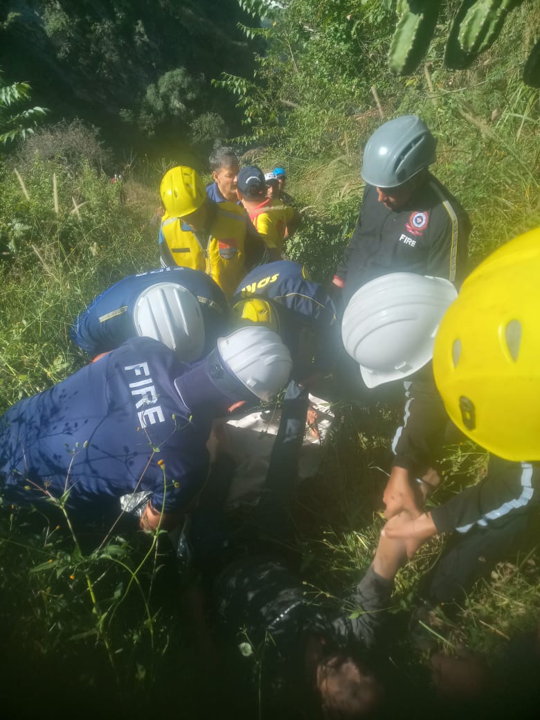 हादसा: यमुना नदी में गिरा डंपर । चालक की मौके