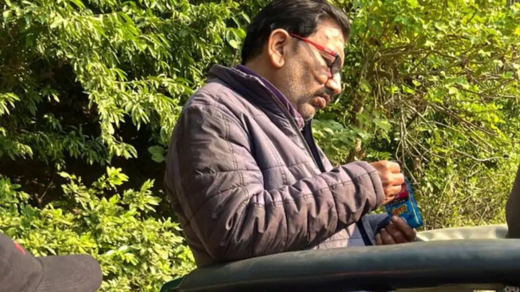 जिम कॉर्बेट में गाइड ने विदेशी पर्यटकों को दिया तंबाकू, सोशल मीडिया पर मचा बवाल; पार्क प्रशासन अलर्ट