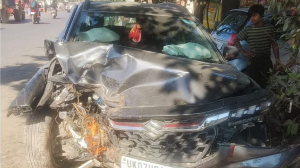देहरादून में तेज रफ्तार का कहर, पेड़ से टकराई बेलगाम कार, 1 छात्र की मौत, दो गंभीर