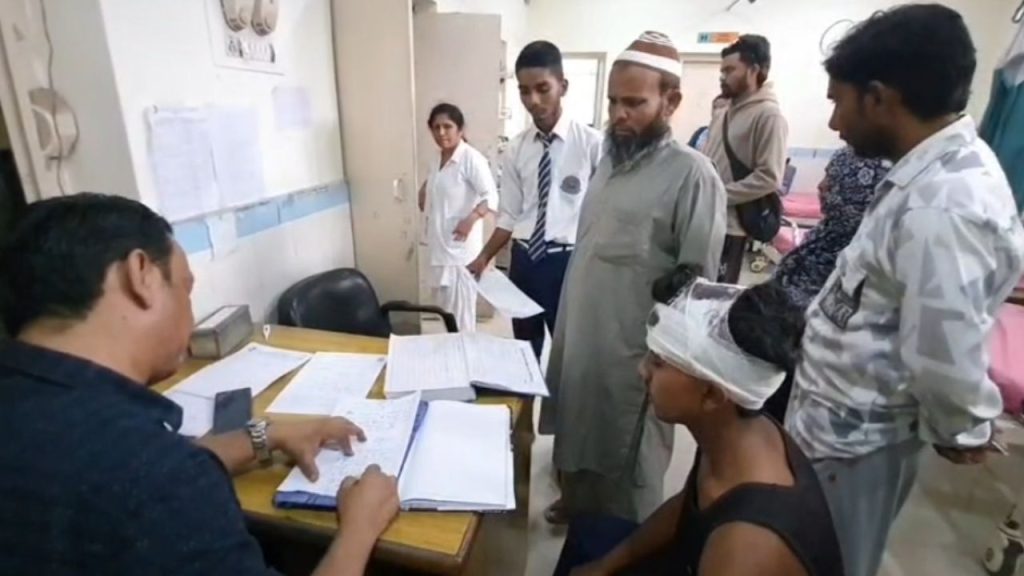 रामनगर में दो छात्र गुटों में भिड़ंत, 2 के सिर फटे; स्कूल के बाहर मचा हड़कंप